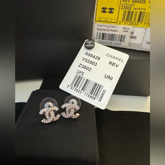 🖤CHANEL CC Crystal Stud Earrings 
In Excellent condition - Picture 3 of 7